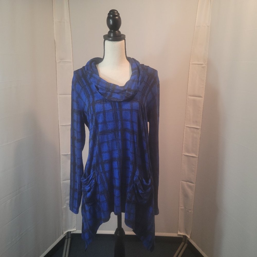 Chealsea and Theodore Fashion size L tunic in blue with black design.